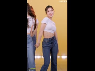 sleek cropped white tee and jeans fromis 9 lee sae-rom fromis 9 lee sae-rom (4)