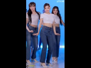 sleek cropped white tee and jeans fromis 9 lee sae-rom fromis 9 lee sae-rom (3)