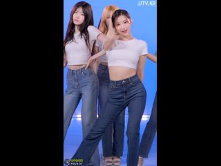 sleek cropped white tee and jeans fromis 9 lee sae-rom fromis 9 lee sae-rom (5)
